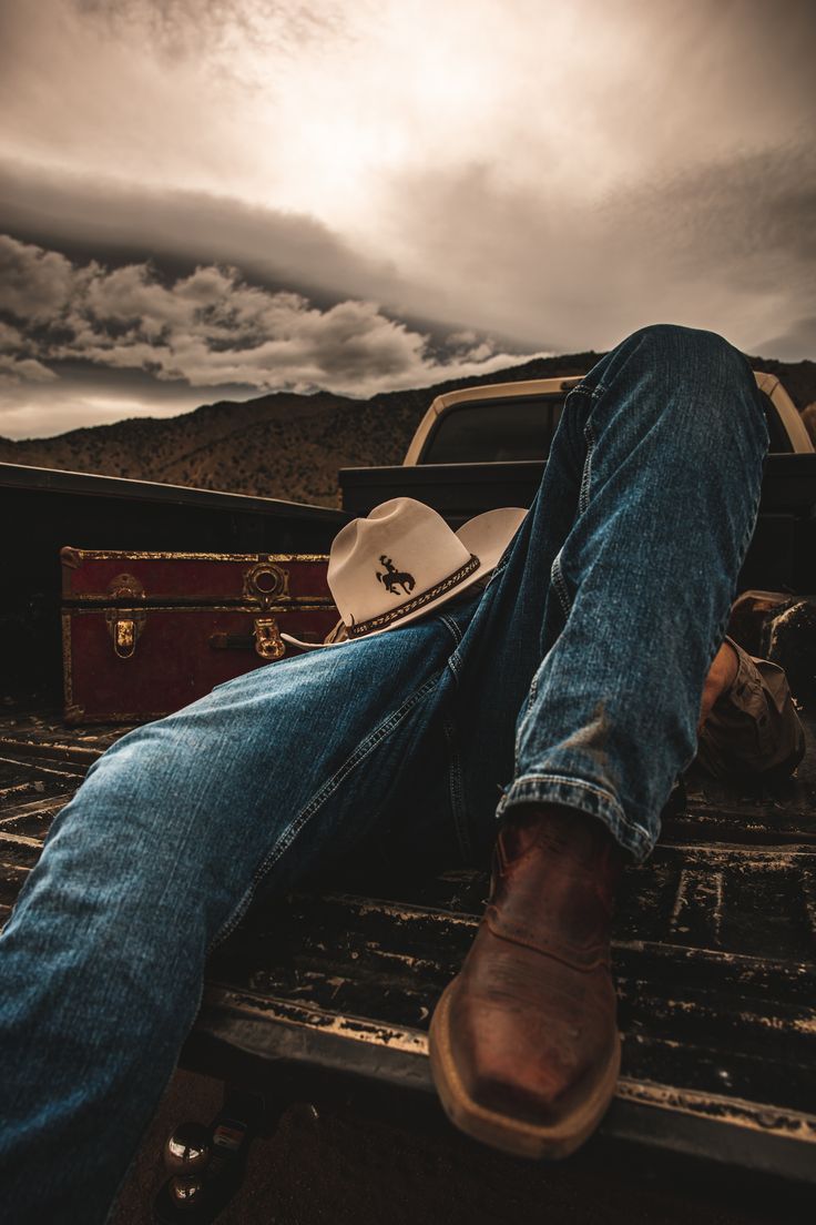 Country Photoshoot Men, Guy Photoshoot Aesthetic, Aesthetic Cowboy, Western Romance Aesthetic, Cowboy Aesthetic Western, Truck Photoshoot Ideas For Guys, Western Men Photoshoot, Cowboys Aesthetic, Western Men