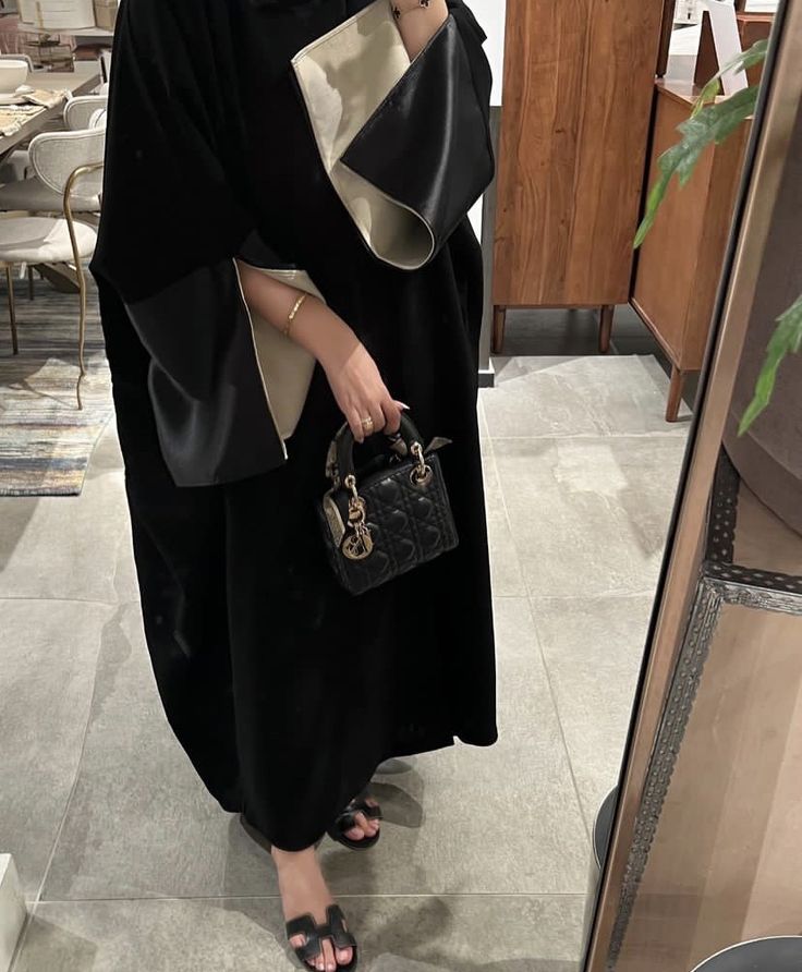 @/sahab.line on instagram Khaleeji Abaya, Abaya Designs Latest, Abaya Fashion Dubai, Abaya Outfit, Abaya Design, Black Abaya, Mode Kimono, Modern Hijab Fashion, Mode Abaya