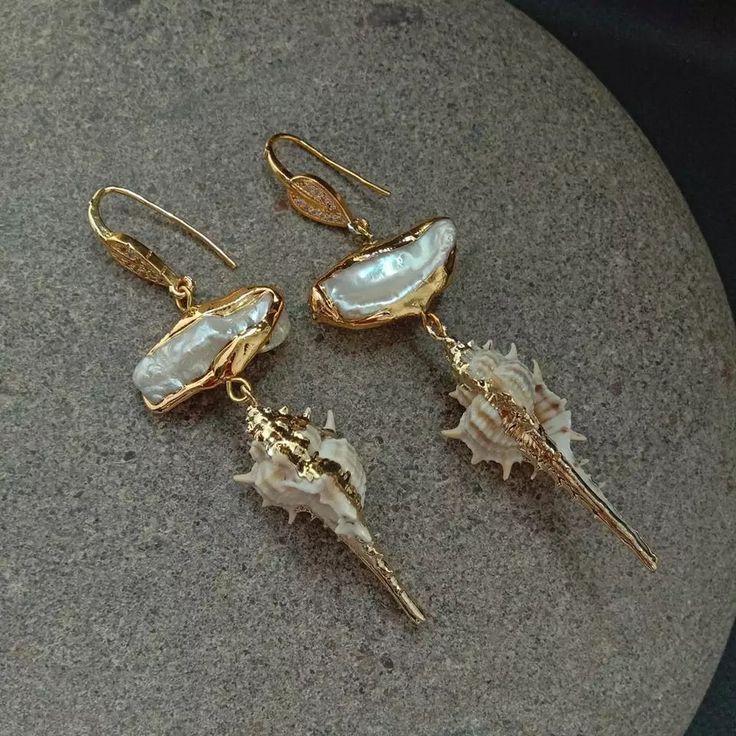 MIANIK Gems Info: Fresh water cultured pearl, white biwa pearl, SeaSnail , good quality, high luster! Diameter: 11x24mm(pearl), 13x38mm(SeaSnail ). length: 3''(earrings) Hook: yellow gold plated hook Sea Snail Shell, Earrings Punk, Biwa Pearls, Seashell Earrings, Sea Snail, Snail Shell, Pearl Dangle Earrings, Dope Jewelry, Funky Jewelry