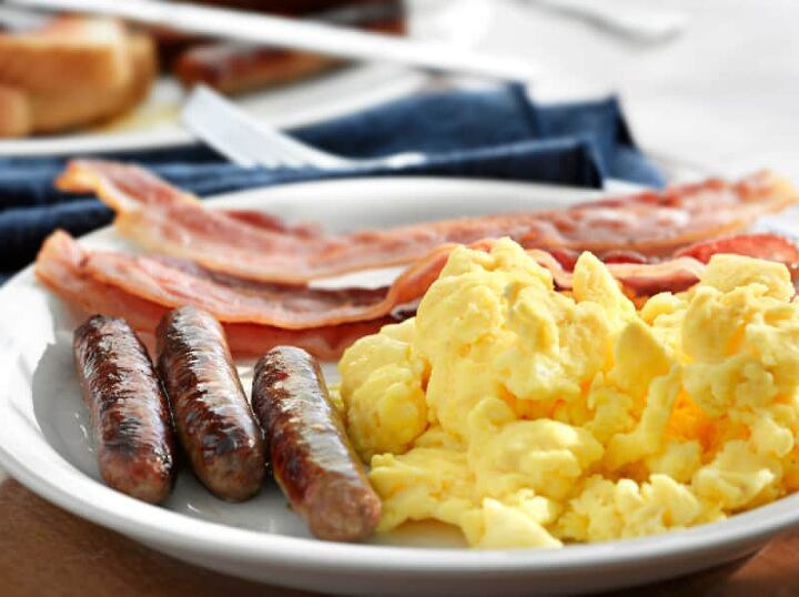 a plate with eggs, sausages and bacon on it