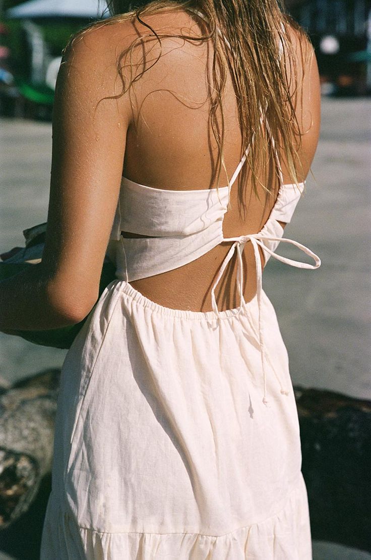 Cream open tie back detail dress Tiered Linen Dress, White Linen Outfits For Women, Casual Linen Dress, What To Wear To A Beach Wedding, Summer Layers Outfit, Sun Dresses For Summer, Backless Dress Casual, White Linen Dress Summer, Back Tie Dress