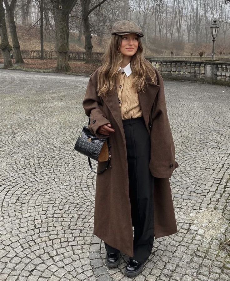 Brown Coat Outfit, Chica Chola, Academia Aesthetic Outfit, Winter Mode Outfits, Dark Academia Outfits, Dark Academia Outfit, Academia Outfits, Trench Coat Outfit, Skandinavian Fashion