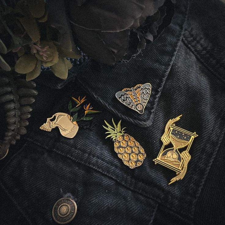 Pin Photography, Goth Pins Diy, Punk Enamel Pins, Autumn Enamel Pin, Halloween Enamel Pins, Goth Enamel Pin, Enamel Pin Display, Aesthetic Backpack, Travel Journal Scrapbook