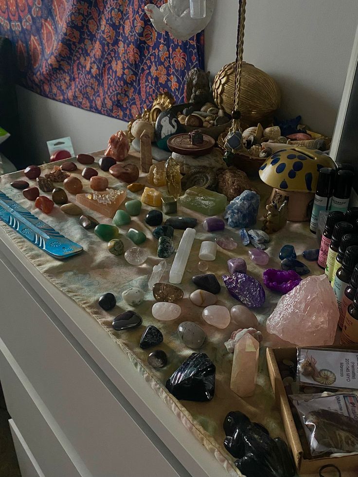 Spiritual Asthetic Picture, 80s Hippie Aesthetic, Hippie Spiritual Aesthetic, Earthy Hippie Aesthetic, Crystal Spirituality Aesthetic, Spiritual Lifestyle Aesthetic, Boho Vibes Aesthetic, Hippiecore Aesthetic, Hippie Aesthetic Bedroom