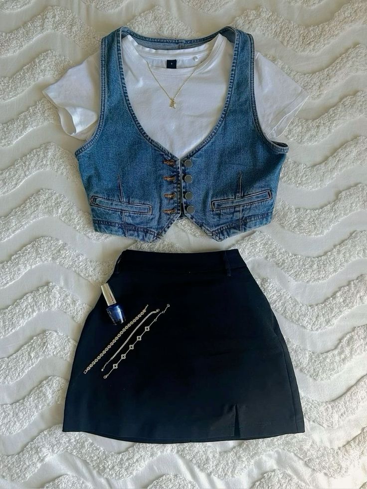 Date Night Outfit Cute Casual, Summer Outfits With Vest, Rachel Green Denim Vest, Fitted Denim Vest Outfit, Fall Denim Vest Outfits, Still Woozy Concert Outfit, 90’s Outfits Aesthetic, Fitted Vest Outfits, Outfits With Jean Vest