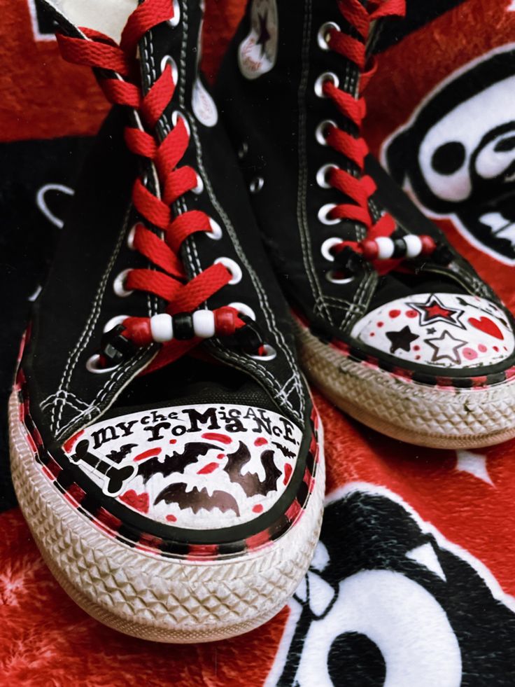 Black Converse Red Laces, Converse With Spikes, Scene Knee High Converse, Ways To Tie Converse Shoes, Mcr Shoes, Converse Shoes Ideas, Mcr Converse, Drawings On Shoes, Scene Converse