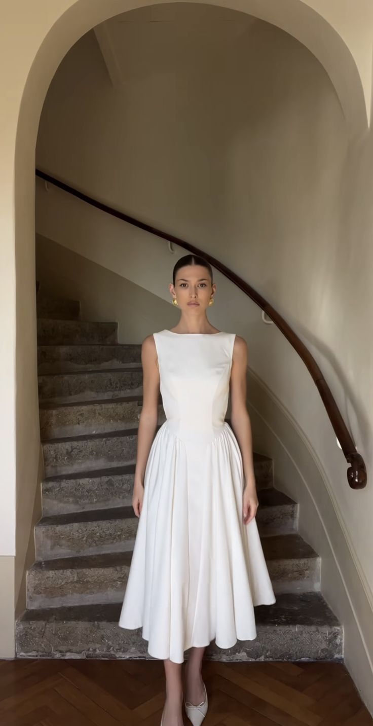 Elegant Birthday Dress For Women, Castle Aesthetic Outfit, Old Money Graduation Outfit, Outfits With White Dress, Graduation Pictures Dress, Graduation Dress University Formal, Feminine Clothes Aesthetic, Timeless Dresses Classy, White Dress Outfit Classy