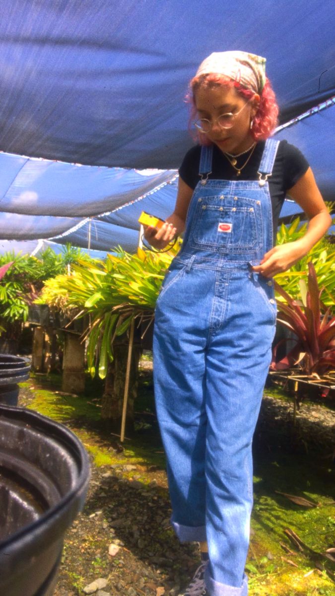 Gardening Outfit Summer, Working In The Garden Outfit, Baggy Overalls Aesthetic, Farming Aesthetic Outfit, Overalls Outfit Cottagecore, Aesthetic Farm Outfit, On The Farm Outfit, Cottagecore Outfits Overalls, 70s Cottagecore Fashion