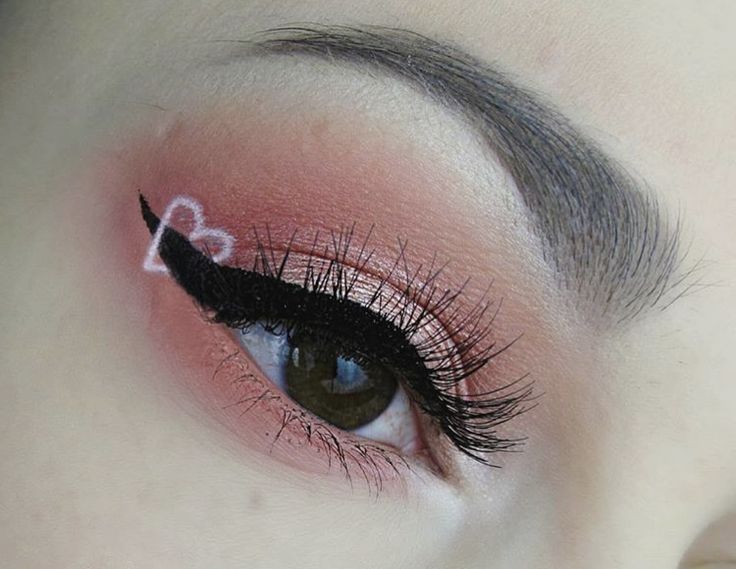 Eye Makeup With Hearts, Cute Valentine Makeup Looks, Heart Shaped Eyeliner, Eyeliner With Heart, Heart Liner Makeup, Heart Eyeliner Looks, Cute Eyeliner Designs, Heart Eyemakeup, Heart Eyes Makeup