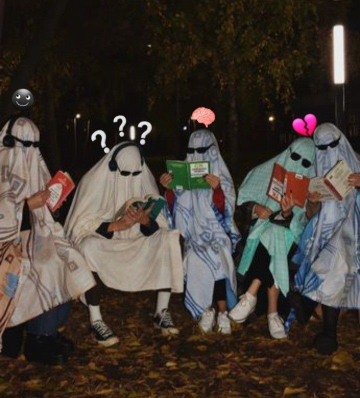 Ghost Ghost Party Aesthetic, Halloween Photos With Friends, Halloween Poses Photo Ideas With Friends, Halloween Poses Photo Ideas, Asthetic Picture White And Black, Netflix Horror, Group Picture Poses, My Halloween Costume, Horror Series