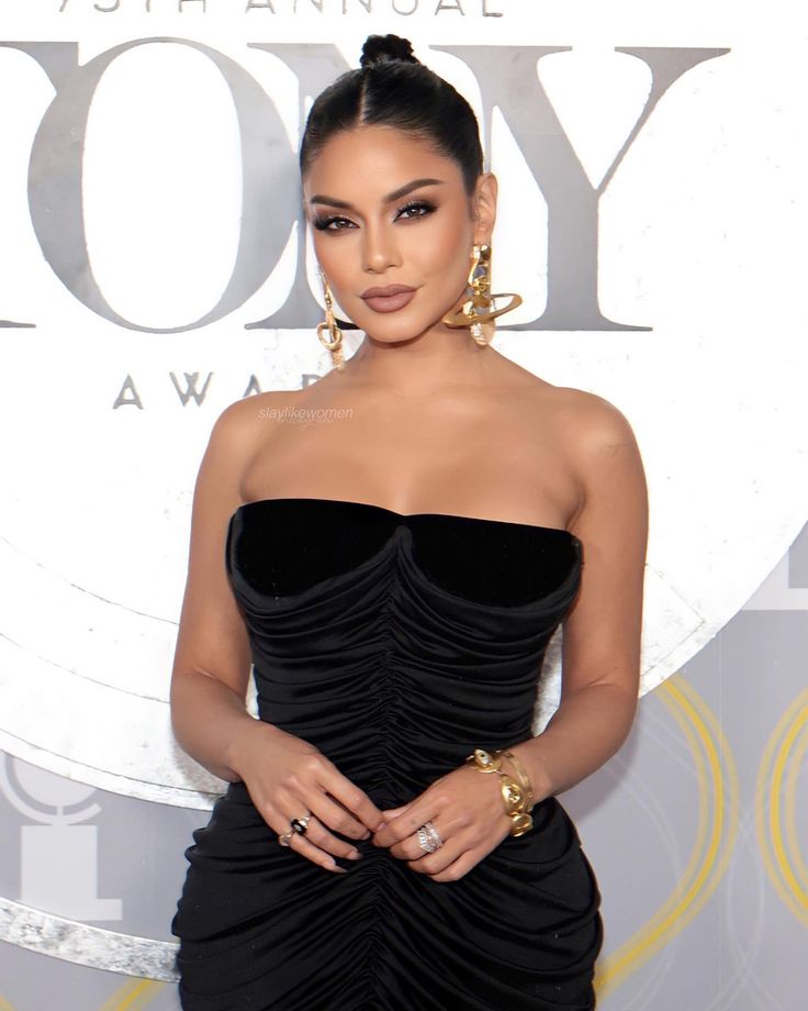 Awards Night Outfit, Vanessa Hudgens Makeup, 30th Birthday Outfit, Strapless Dress Hairstyles, Vanessa Hudgens Style, Wedding Guest Makeup, Red Carpet Hair, Prom Makeup Looks, Luxury Lifestyle Fashion