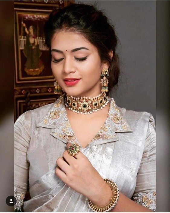 Indian Blouse Designs, Mrunal Thakur, Blouse Designs High Neck, Blouse Designs Catalogue, Saree Blouse Neck Designs, New Saree Blouse Designs, Blouse Back Neck Designs, Sari Blouse Designs, Kurti Neck