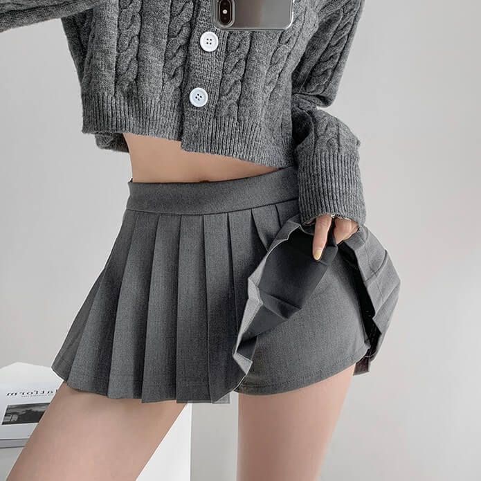 Material: Polyester Color: Black, White, Grey Shape: A-line Element: Irregular pendulum Safe pants inside. Unit: CM Waist Hip Front Length Back Length S 65 94 28 34 M 69 98 29 35 L 73 102 30 36 * 1cm ≈ 0.3937 inch Note: There may be 2-3cm error due to manual measurement. If you need size help, please drop us a message, we'd love to help. Goth Skirts, Cross Ange, Skirt Aesthetic, Mini Pleated Skirt, Gothic Skirts, Crop Top Sweatshirt, Elastic Waist Skirt, Winter Skirt, Goth Aesthetic