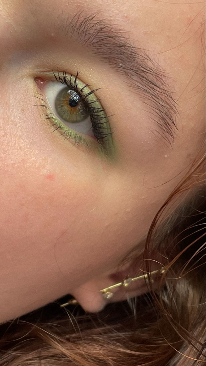 Daily Eyeliner Natural, Green Makeup Looks Hooded Eyes, Unique Simple Makeup, Minimalist Eyeshadow Looks, No Liner Eye Makeup, Colorful Natural Makeup, Everyday Colorful Eyeshadow, Subtle Colourful Eye Makeup, Makeup Inspo Eyeshadow