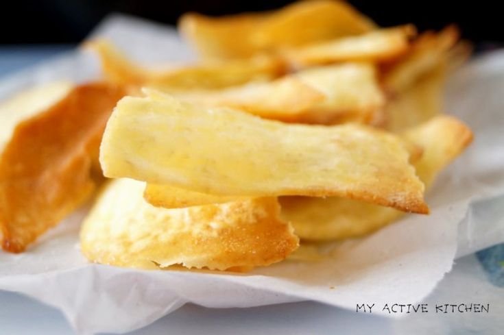 some food that is sitting on top of a white paper towel and it looks like potato chips