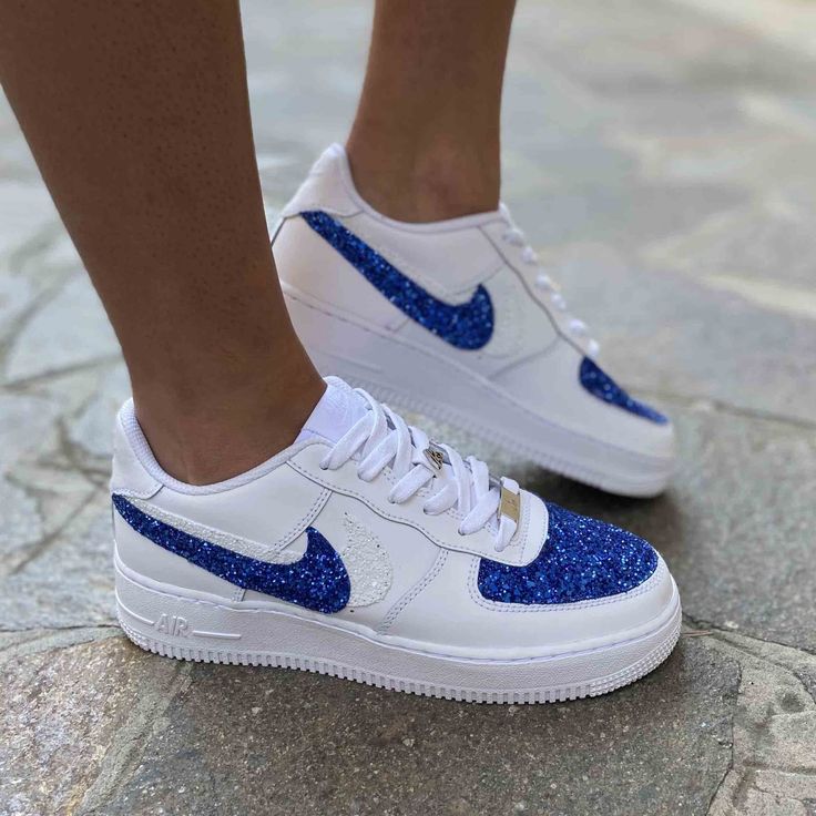 Nike Air Force One Custom Doppio Swoosh Glitter Bianco e Azzurro realizzata da LLab per te.   	LLab ha realizzato per voi queste scarpe personalizzate Nike Air Force One Custom Doppio Swoosh Glitter Bianco e Azzurro.  	La scarpa mantiene il suo colore bianco, l’iconico swoosh Nike viene sdoppiato nella parte esterna, il primo baffo è in glitter bianco, il secondo e in materiale azzurro.  	 Le scarpe personalizzate vengono completate con l'applicazione di glitter azzurro nella parte anteriore del Nike Air Force One, Air Force 1s, Air Force One, Nike Air Force Ones, Force One, Girly Shoes, Air Force Ones, Air Force Sneakers, Custom Shoes