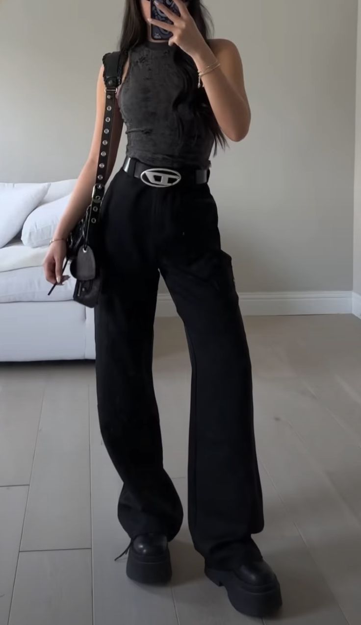 Clean Edgy Style, Edgy Streetwear Outfits, 2023 Edgy Fashion, Edgy Outfits 2024, Scuba Grunge Chic, All Black Fashion Outfits, Edgy All Black Outfit, Wide Black Pants Outfit, Black Ootd Aesthetic