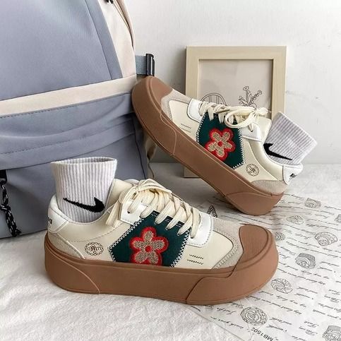 Shoe Inspo 2023, Graphic Shoes, Artsy Shoes, Shoes Embroidery, Kawaii Shoes, Funky Shoes, Cute Sneakers, Shoe Inspiration, Aesthetic Shoes