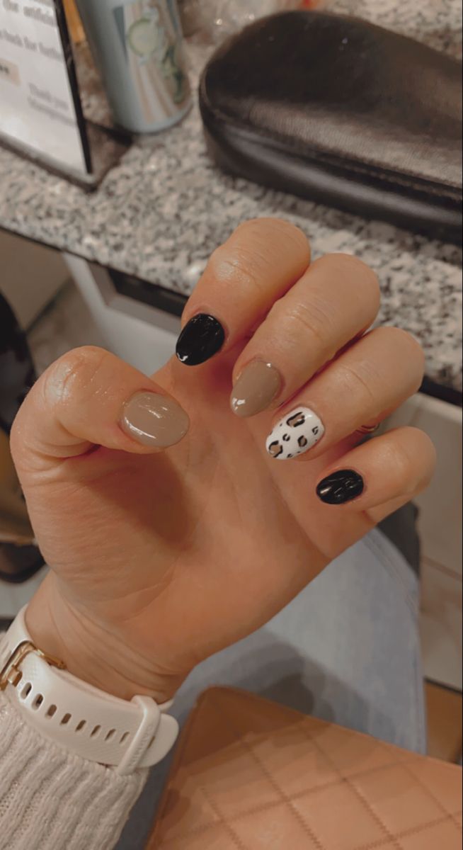 Fall Country Nail Designs, Fun Fall Nails 2023, Super Short Simple Nails, Cheetah Print Accent Nail, Simple Cheetah Print Nails, Simple Gel Nail Designs Fall, Fall Cheetah Print Nails, Brown Western Nails, Cheetah Accent Nails