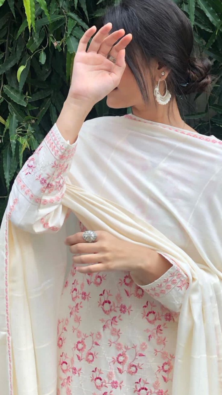 Desi Aesthetic Poses In Kurti, Eid Photoshoot Ideas, Poses Selfie, Desi Fashion Casual, Desi Aesthetic, Salwar Kamiz, Self Portrait Poses, Indian Dresses Traditional, Stylish Photo Pose