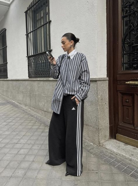 Adidas Track Pants Outfit, Adidas Pants Outfit, Looks Adidas, Track Pants Outfit, Adidas Hose, Look Adidas, 2024 Outfits, Joggers Outfit, It Girls