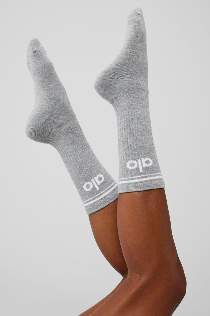 The Unisex Throwback Sock has all the features of a fave: a super-soft feel, comfy cushioning and classic stripe detail. Sporty Gray Workout Socks, Gym Socks, White Socks Aesthetic, Alo Yoga Socks, Sporty No-show Comfortable Socks, Comfortable No-show Workout Socks, White Moisture-wicking Athleisure Socks, Sports Socks Women, Socks Gym