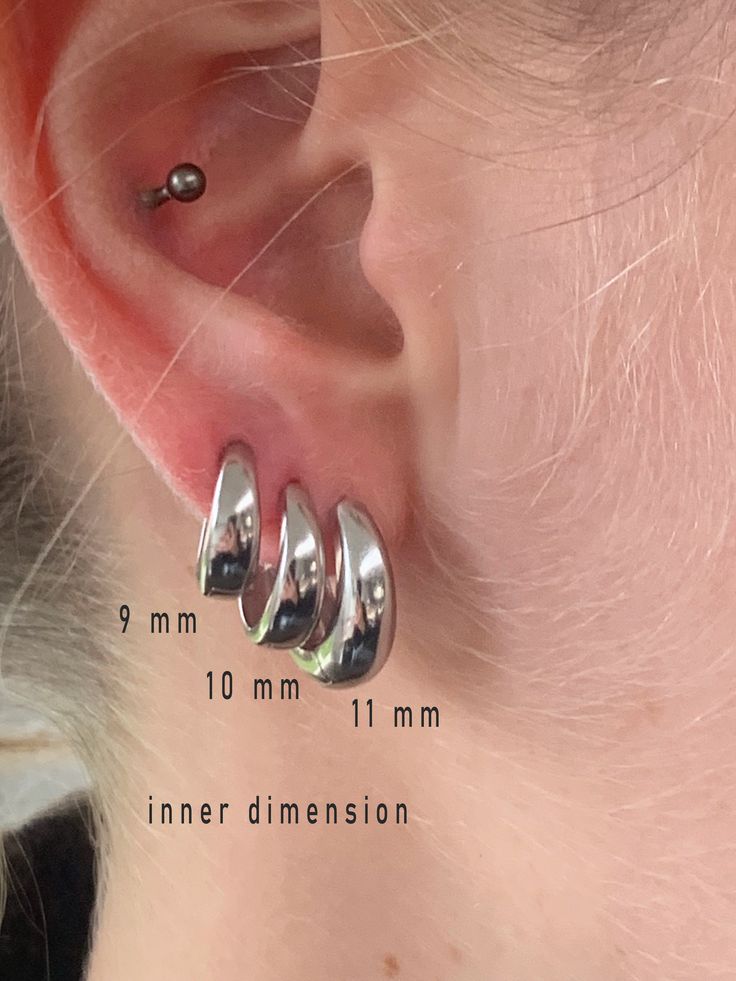 ★ Material -Sterling silver  ★ Measurements and details -Inner diameter  8mm / 9 mm / 10 mm / 11 mm , wide 4 mm -Outer diameter 10,5 / 11,5 mm / 12,5 mm / 13,5 mm  - Width: 4,5 mm - Sold as a pair Classic wide Chunky Hoop noodles round earring silver  , Sterling Silver 925 Hoops, Minimalist Hoops These simple dainty  hoop earrings are lightweight for everyday.   Sterling silver. They are nickel-free and hypoallergenic. * Comes in a gift bag ready for gifting * Made with love and great care in Ho Thick Earrings, Minimal Hoop Earrings, Second Hole Earrings, Dainty Hoop Earrings, Sterling Silver Choker, Chunky Hoop Earrings, Chunky Earrings, Minimal Earrings, Silver Choker