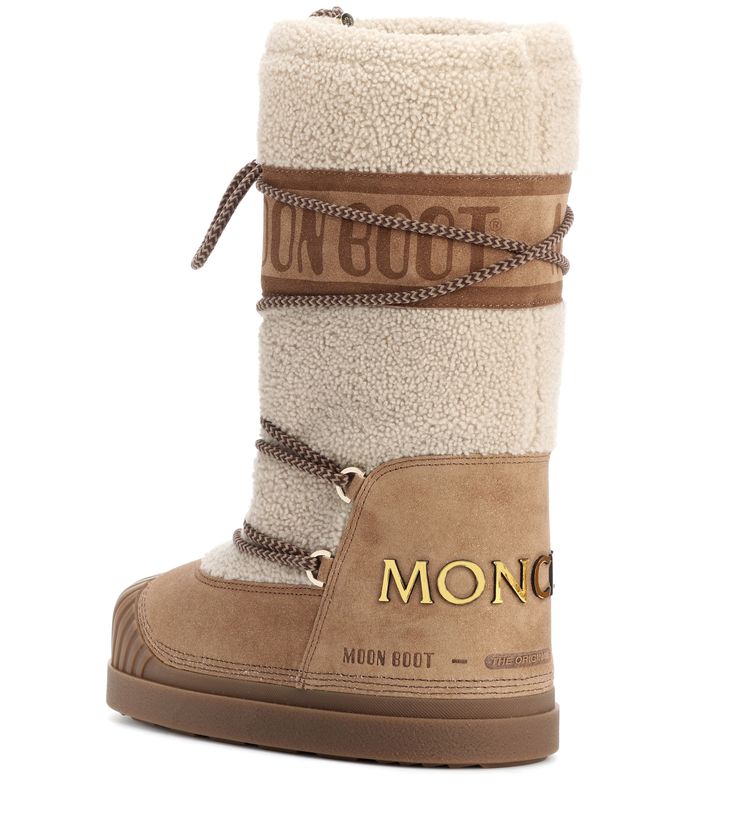 Moon Boots Gold Outfit, Jimmy Choo Moon Boots, Moon Boots Outfit Winter, Designer Winter Boots, Moncler Boots, Moon Boots Outfit, Winter Boots Outfits, Chanel Boots, Moon Boot