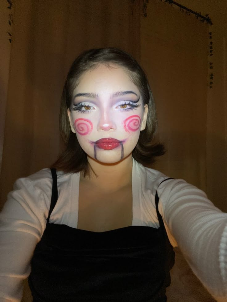 Jigsaw Costume Makeup, Puppet Halloween Makeup, Halloween Costumes Face Makeup, Easy Doll Makeup Halloween, Fun Makeup Ideas Halloween, Makeup Looks Halloween Easy, Jigsaw Makeup Woman, Quick And Easy Halloween Makeup Looks, Billy The Puppet Makeup