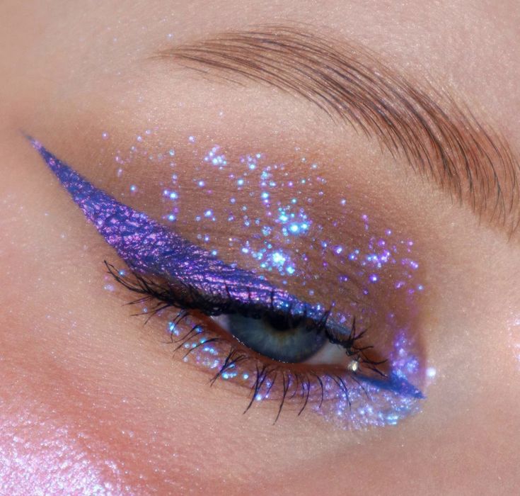 Glitter Purple Eye Makeup, Cute Space Makeup, Glitter Flakes Makeup, Holographic Glitter Makeup, Pressed Glitter Eyeshadow Looks, Blue Purple Eye Makeup, Purple Festival Makeup, Purple And Green Makeup Looks, Iridescent Makeup Looks