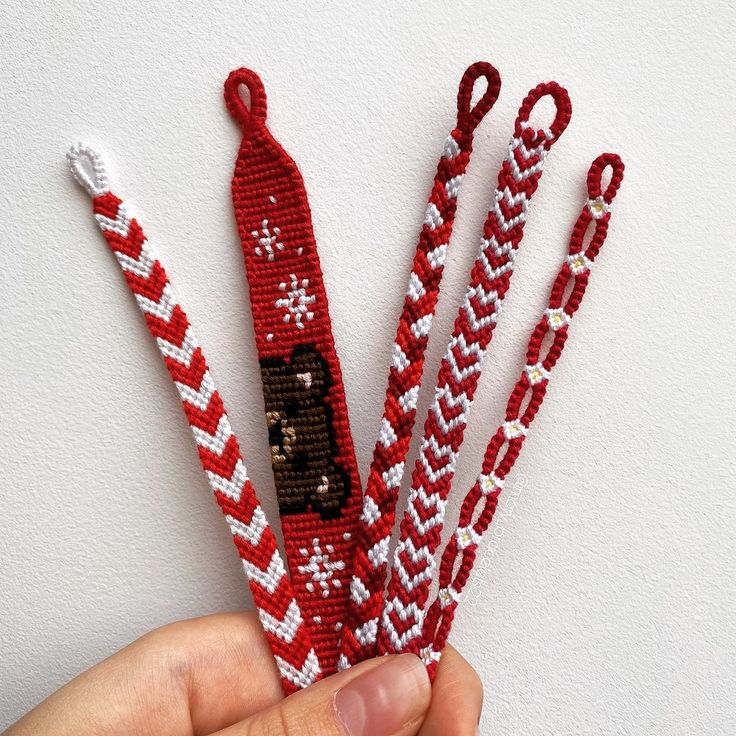 christmas red merry santa claus Aesthetic Christmas Diy, Christmas Friendship Bracelets, Embroidery Santa, Anime Crochet, Alpha Bracelets, Embroidery Floss Bracelets, Keychain Patterns, Themed Bracelets, Floss Bracelets