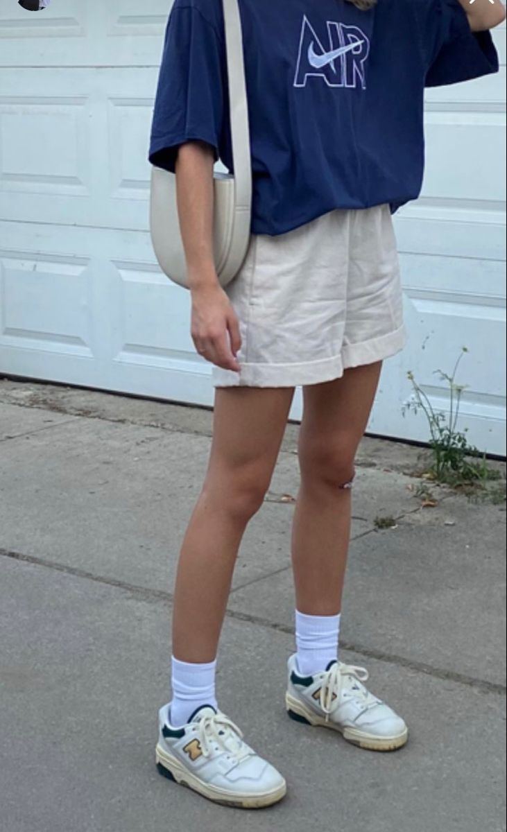 Baggy Sports Wear, Levi’s Tshirt Women Outfit, Retro Sporty Outfits, Summer Outfits California Style, White Baggy Shorts Outfit, Baggy Shorts Women Outfit, Creme Shorts Outfit, Summer Outfit Oversized, Sporty Vintage Outfits