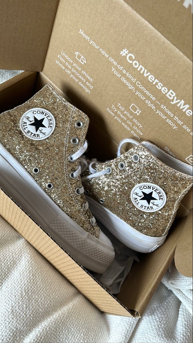 Gold Sneakers Outfit, Converse Glitter, Boty Converse, Gold Converse, Golden Sneakers, Converse Gold, Glitter Converse, Converse Outfits, Dr Shoes