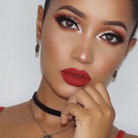 15 Looks con sombras que le quedan mucho mejor a chicas con piel morena Maroon Eye Makeup, Red Makeup Looks, Red Lips Makeup Look, Jouer Cosmetics, Red Lipstick Makeup, Red Lip Makeup, Red Makeup, Beauty Make-up, Makijaż Smokey Eye