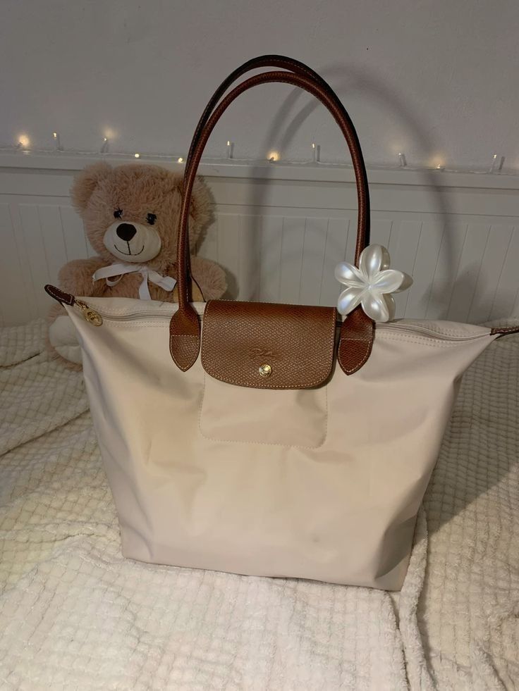 Longchamp Bag Accessories, Bags For Summer 2024, White Longchamp Bag, Longchamp Le Pliage Beige, Longchamp Bag Beige, Longchamp School Bag, Purses For School, School Bags Aesthetic, Long Champ Bag Outfit