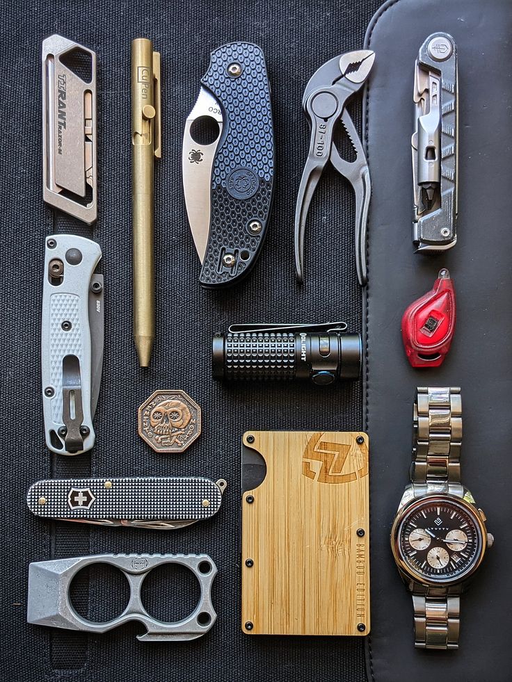 Edc Tools Gadgets, Everyday Carry Essentials Men, Every Day Carry Men, Gadget Gifts For Men, Everyday Carry Essentials, Men Essentials, Everyday Carry Tools, Edc Essentials, Leather Macbook Case