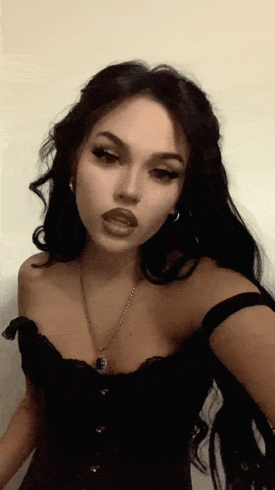 Maggie Lindemann Vampire, Maggie Lindemann Style, Dark Costumes For Women, Maggie Lindemann Halloween, Vampire Costume Ideas Women, Maggie Lindemann Gif, Hot Vampire Costume, Cute Vampire Costume, Goth Halloween Costume Ideas