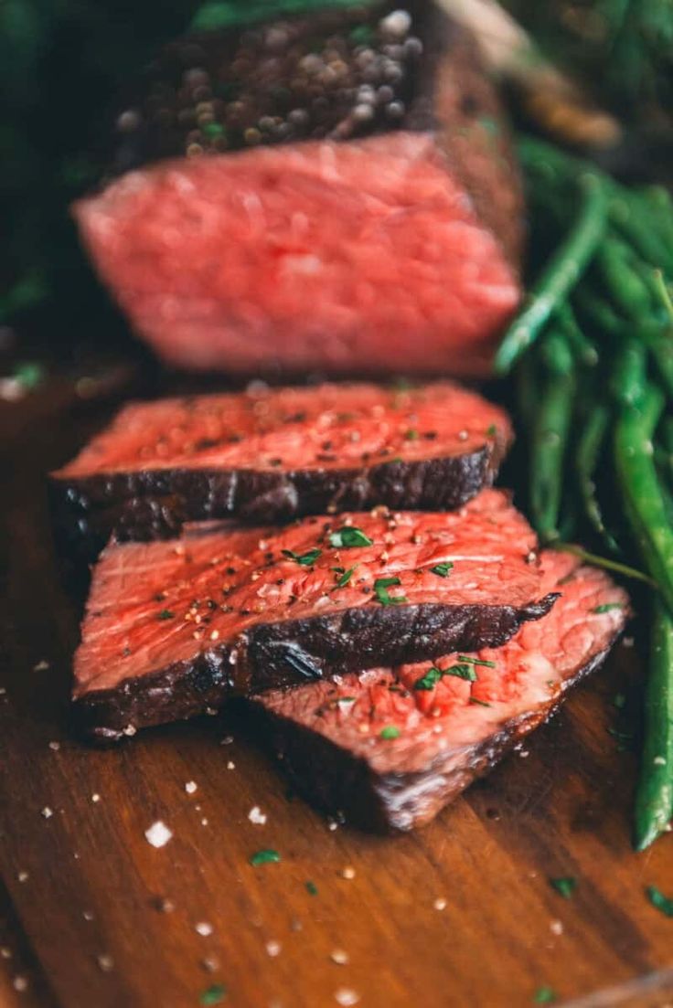 steak and green beans on a cutting board