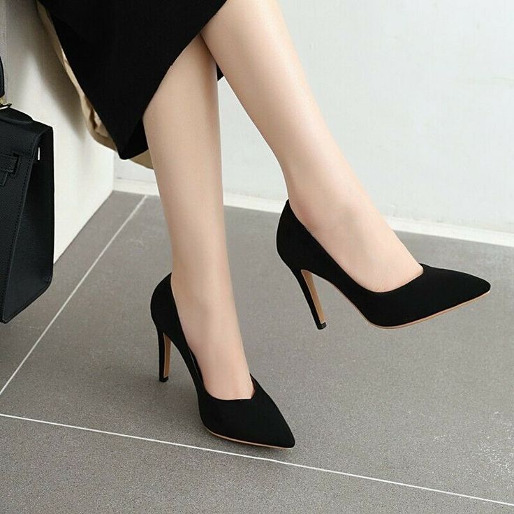 Medium Heels Classy, Heels Medium Height, Black Dress Shoes For Women High Heels, Elegant Shoes Classy Black Heels, Work High Heels, Professional Heels Women, Business Women Shoes, Black High Heels Classy, Office Heels Business