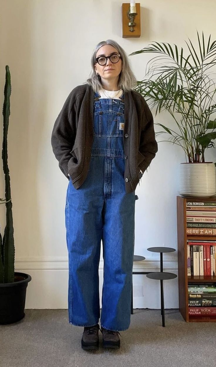 Outdoor Teacher Outfits, Overalls Autumn Outfit, Corduroy Overall Outfit, Midsize Cool Outfits, Overalls Cold Weather, Spring Canada Outfit, Design Conference Outfit, Overalls Outfit Aesthetic Winter, Granola Autumn Outfits