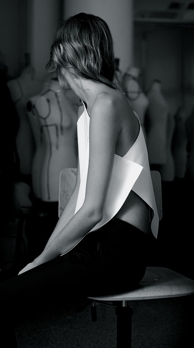 Origami feel: Coperni Femme S/S 2015 #style #fashion Black And White Outfit, Mode Tips, Moda Paris, Fashion Images, White Photo, Inspiration Mode, Looks Style, Mode Inspiration, Style Outfits