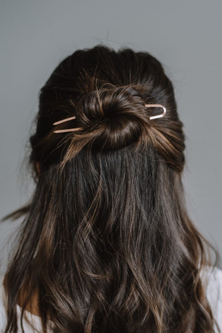 How To Use U Pins Hair, Hair Styles With Pins, How To Wear Hair Pins, Hair Pin How To, French Hair Accessories, How To Use A Hair Pin, How To Use Hair Pins, U Pin Hairstyles, French Pin Hairstyles