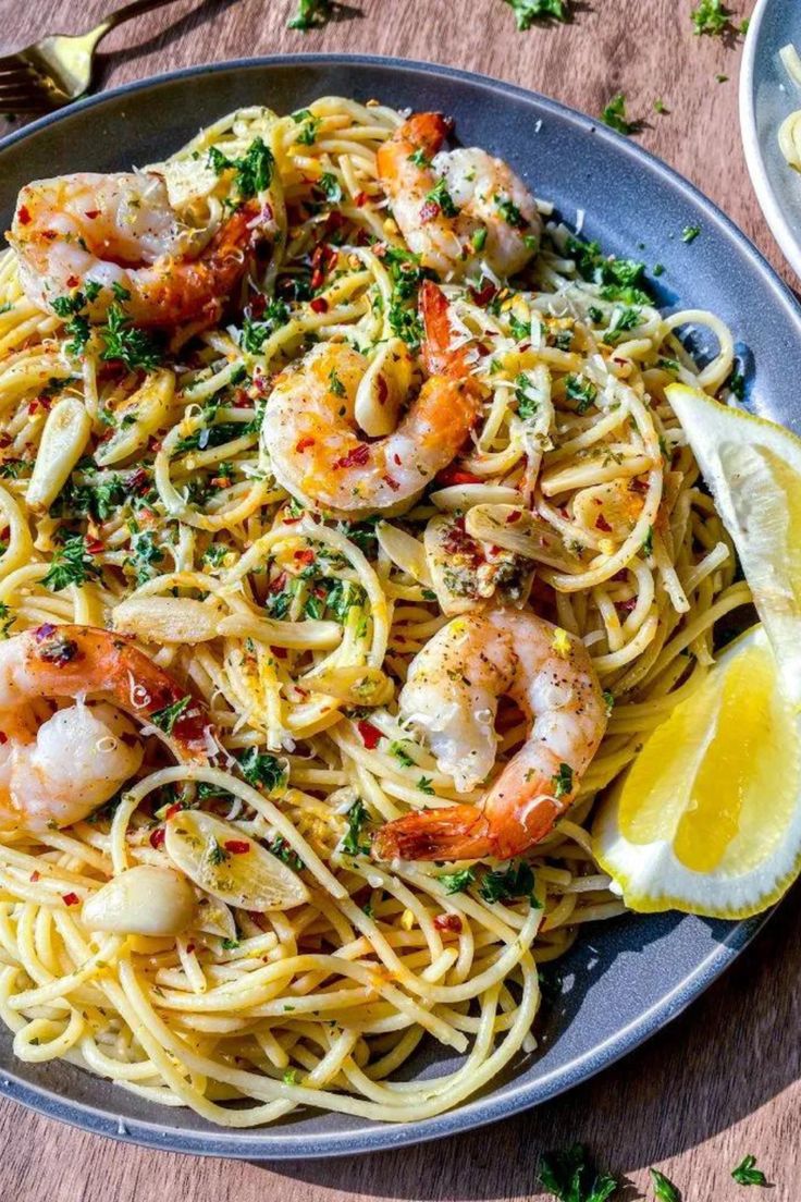 Shrimp scampi pasta without wine served on a dark blue-grey plate with 2 slices of lemon. Topped with parsley, parmesan and chili flakes. Dinner Shrimp Recipes, Shrimp Scampi Pasta Recipes, Dinner Shrimp, Shrimp Scampi Pasta, Scampi Pasta, Winter Foods, Wine Recipe, Shrimp Scampi Recipe, Scampi Recipe