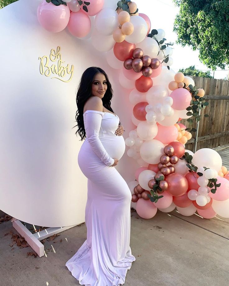 Erika Rodriguez on Instagram: “Baby Girl 🤍 Dress @sexymamamaternity (wearing a size small) Garland @skyballoonbar ____ #maternityshoot #maternityphotography #maternity…” Baby Shower Outfit Ideas, Gender Reveal Outfit, Vestidos Para Baby Shower, Gender Reveal Dress, Maternity Dresses For Baby Shower, White Baby Showers, Pretty Pregnant, Robes D'occasion, Shower Outfits