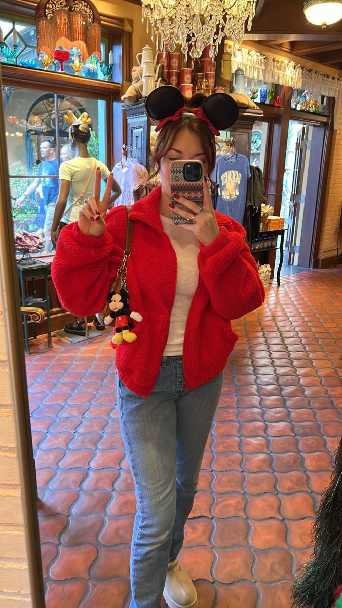 Disney photo inspo Winter Disney World Outfits, Disneyland Aesthetic Outfit, Christmas Disney Outfits, Disneyland Fits, Disney Christmas Outfits, Disney Ootd, Disney Movie Collection, Disneyland Aesthetic, Disney Poses