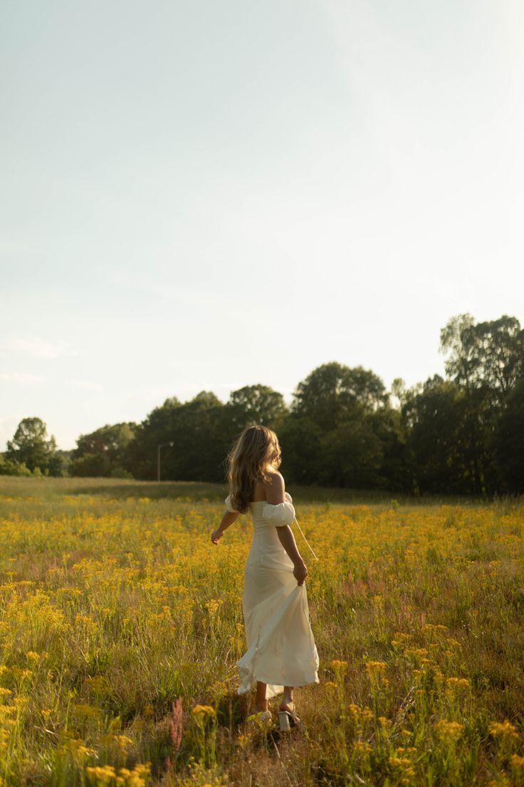 Grassy Field Senior Pictures, Senior Photoshoot Aesthetic, Field Dress Photoshoot, Long White Dress Senior Pictures, Photoshoot Ideas In Field, Dress In A Field Photoshoot, Senior Picture Field Posing Ideas, Timeless Senior Pictures, Senior Pictures In Flowers