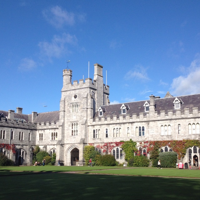 a large building with lots of windows on the top floor and two towers above it