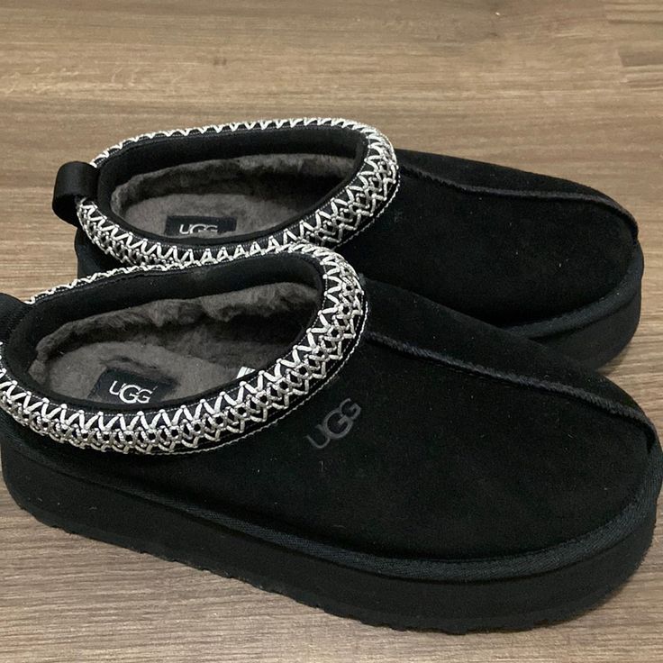 Display Model Ugg Tasman Slipper Platform In Black Size 7 Never Tried On Like New No Box Black Tazz Ugg, Uggs Platform Slippers, Ugg Tasman Slippers Platform, Uggs Tasman Slippers, Black Platform Tasman Uggs, Puffy Shoes, Black Tasman Uggs, Black Ugg Tasman Slippers, Ugg Tasman Slippers Black