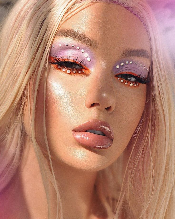 Content Creator auf Instagram: „EUPHORIA 💜 ⠀⠀⠀ Inspo: @kirinrider @euphoria ⠀⠀⠀ Used: ⠀⠀⠀ #limecrimemakeup Sunkissed Face palette Freckle pen Blush Hyperlink Hi-lite…“ Editorial Make-up, Makeup Cantik, Rhinestone Makeup, Rave Makeup, Valentines Makeup, Makeup Eye Looks, Creative Eye Makeup, Creative Makeup Looks, Make Up Looks