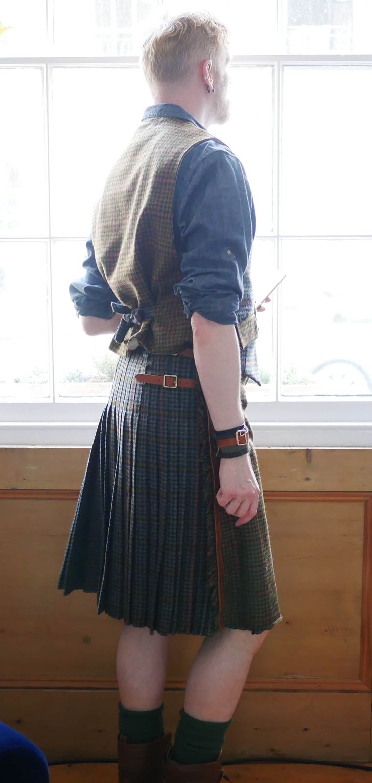 Men's Kilts Fashion, Casual Kilt Outfit Men, Kilt Outfit Men, Kilt Men Fashion, Kilt Men, Scotland Men, Scotland Kilt, Guys In Skirts, Outlander Knitting